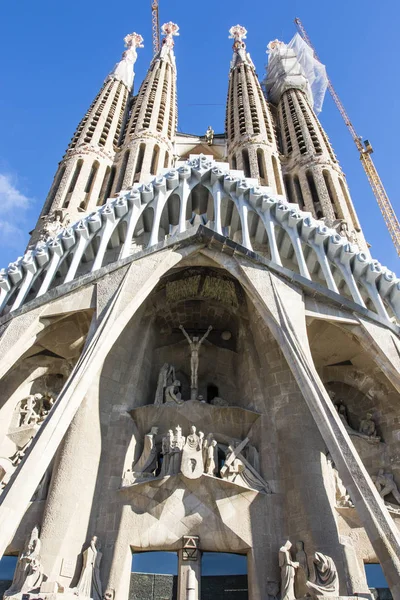 Fasáda chrámu Sagrada Familia v Barceloně, Katalánsko, Španělsko — Stock fotografie