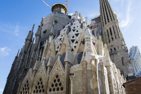 バルセロナ、カタルーニャ、スペインのサグラダファミリア教会のファサード — ストック写真