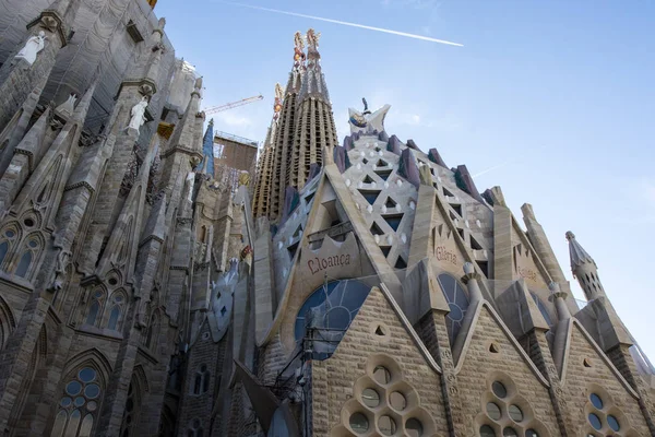 Fasáda chrámu Sagrada Familia v Barceloně, Katalánsko, Španělsko — Stock fotografie