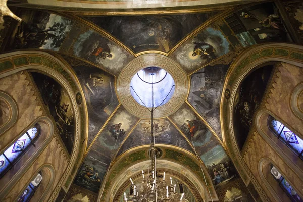 Interior del Nacimiento de la Virgen María - Santos Mártires Cipriano y Justina Iglesia orfebre de Bucarest - Rumania (Europa ) — Foto de Stock