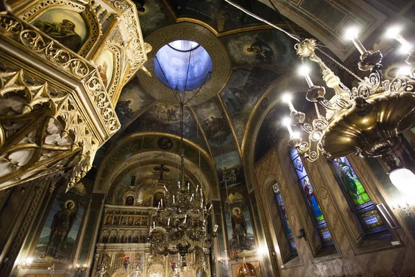 Interieur der Geburt der Jungfrau Maria - Heilige Märtyrer Cyprian und Justina Goldschmiede Kirche in Bukarest - Rumänien (Europa) — Stockfoto