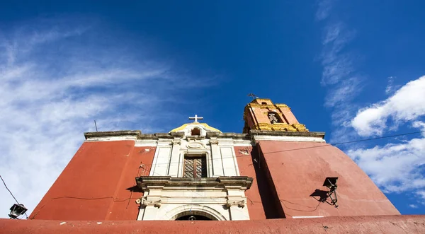 A homlokzat egy piros római katolikus templom, Guanajuato, Mexikó — Stock Fotó