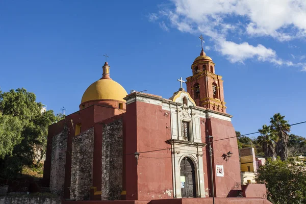 Fachada de uma igreja católica romana vermelha em Guanajuato, México — Fotografia de Stock