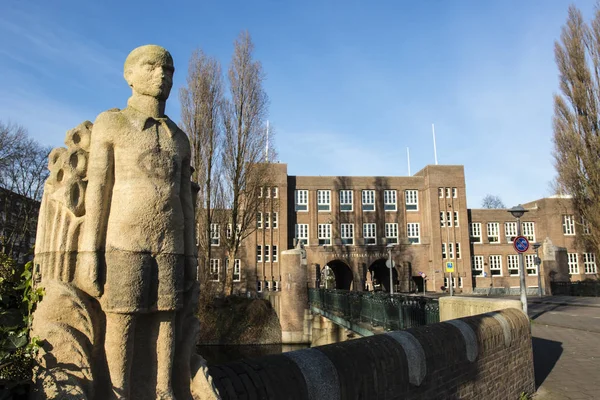 Standbeeld en gevel van het Lyceum Amsterdam in Amsterdam, Nederland — Stockfoto
