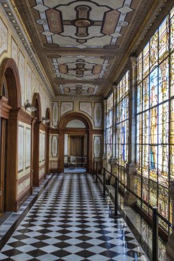 Mexico City, Meksika için Castillo de Chapultepec kale içinde vitray pencereler ile koridor