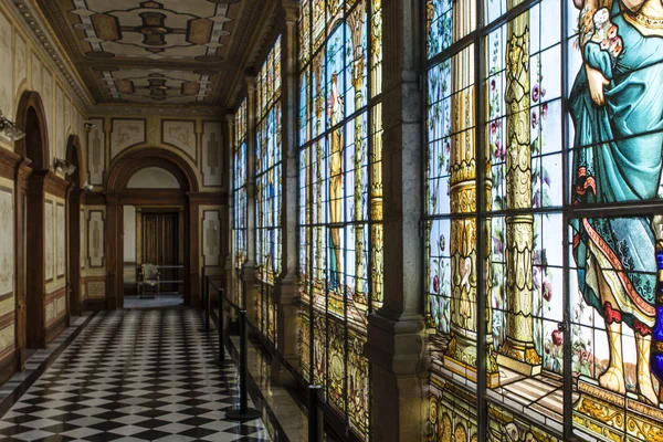 Mexico City, Meksika için Castillo de Chapultepec kale içinde vitray pencereler ile koridor