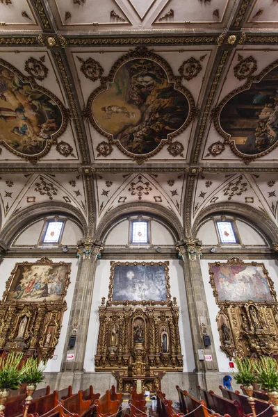 Интерьер церкви Parroquia de San Juan Bautista в Койоакане, Мехико - Мексика — стоковое фото
