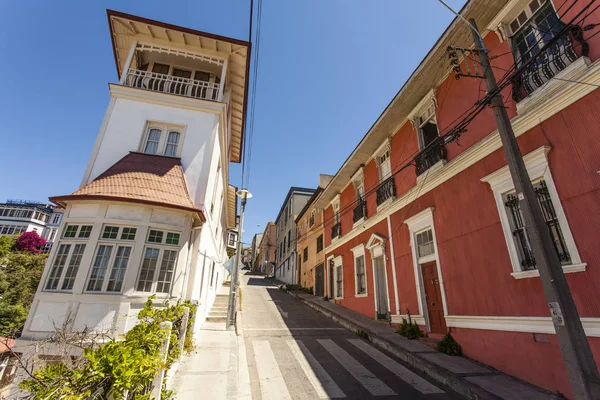 Straat met kleurrijke huizen in Valparaíso, Chili. Zuid-Amerika — Stockfoto