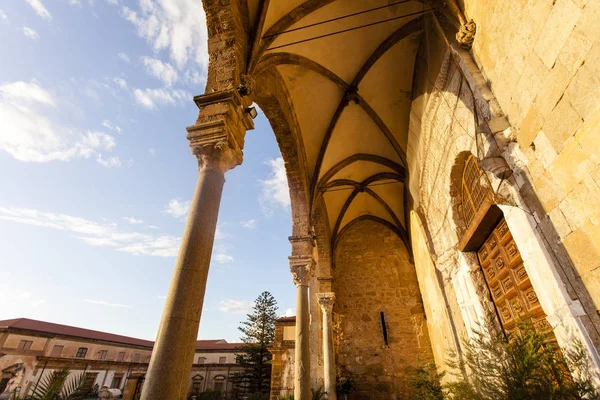 Gevel van de kathedraal Duomo di Cefalu in Cefalu, een Unesco World Heritage Site in Sicilië, Italië (Europa) — Stockfoto