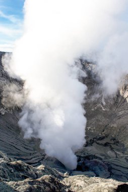 Bromo volkanı, Java ve Endonezya 'nın aktif kraterinden duman yükselir.