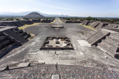 Plaza de la Luna kare ve güneşin (Piramide del Sol) piramit Teotihuacan, Meksika - Kuzey Amerika