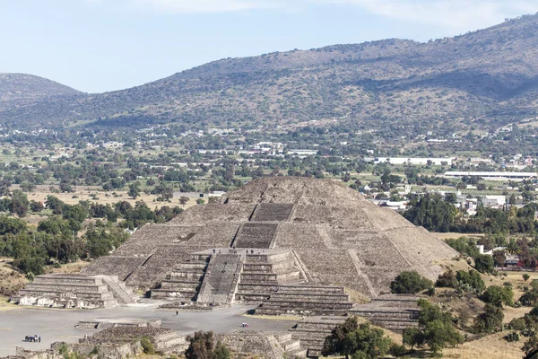月 (ピラミデ デ ラ ルナ) とプラザ デ ラ ルナ テオティワカン, メキシコ (北アメリカのピラミッド) — ストック写真