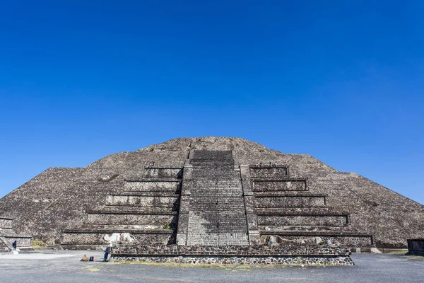 Piramis-a Hold (Piramide de la luna) és a Plaza de la Luna Teotihuacan, Mexikó (Észak-Amerika) — Stock Fotó