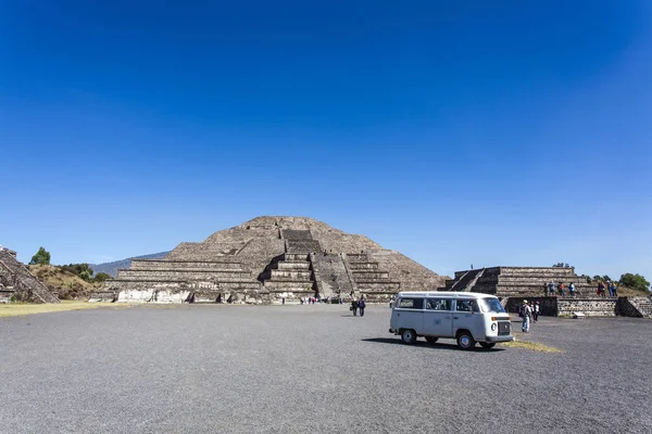 Pirâmide da Lua (Piramide de la Luna) e Plaza de la Luna em Teotihuacan, México (América do Norte) ) — Fotografia de Stock