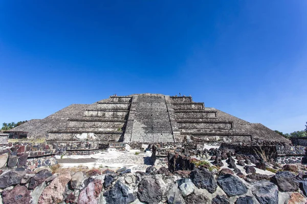 Pirámide de la Luna (Piramide de la luna) y Plaza de la Luna en Teotihuacán, México (América del Norte) ) — Foto de Stock