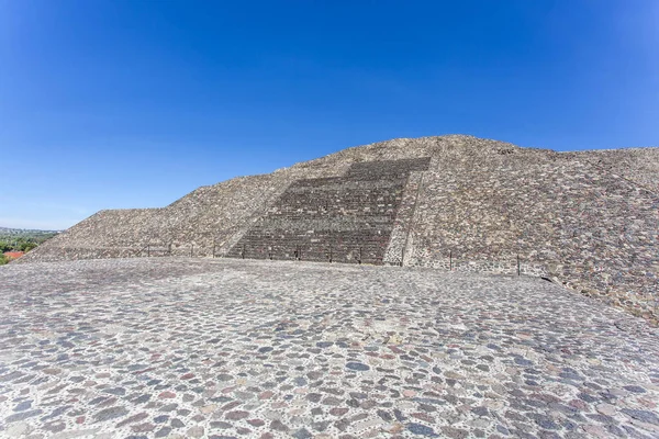 Pirámide de la Luna (Piramide de la luna) y Plaza de la Luna en Teotihuacán, México (América del Norte) ) —  Fotos de Stock