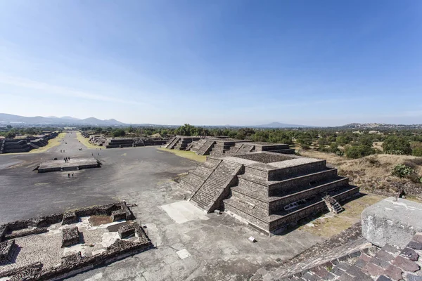 Praça Plaza de la Luna e a pirâmide do Sol (Piramide del Sol) em Teotihuacan, México - América do Norte — Fotografia de Stock