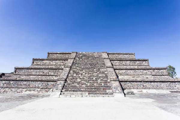 Templo en la Plaza de la Luna en Teotihuacán, México, América del Norte — Foto de Stock