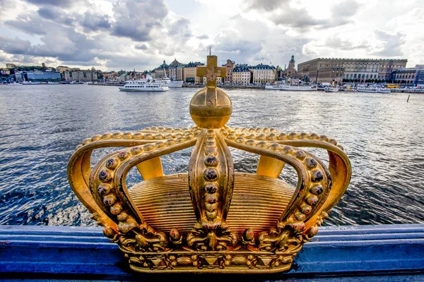 Corona de oro en el puente de Skeppsholm con ranura Stockholms (palacio real) en el fondo Estocolmo Suecia Escandinavia Europa —  Fotos de Stock