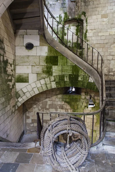Древняя лестница внутри старой французской крепости - Франция — стоковое фото