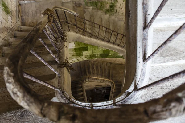 Древняя лестница внутри старой французской крепости - Франция — стоковое фото