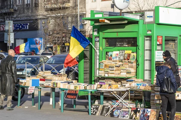本书站在大道尼古拉 · Balcescu 在布加勒斯特，罗马尼亚，欧洲 — 图库照片