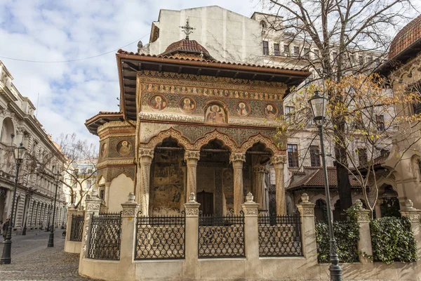 Gevel van het Stavorpoleos klooster in Boekarest, Roemenië, Europa — Stockfoto