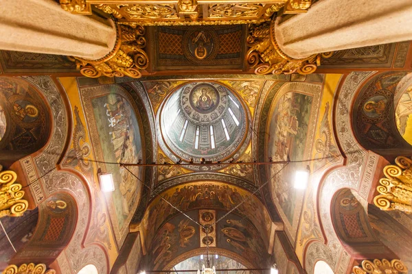 Reich verzierte Decke und Kuppel der patriarchalischen Kathedrale in Bukarest, Rumänien — Stockfoto