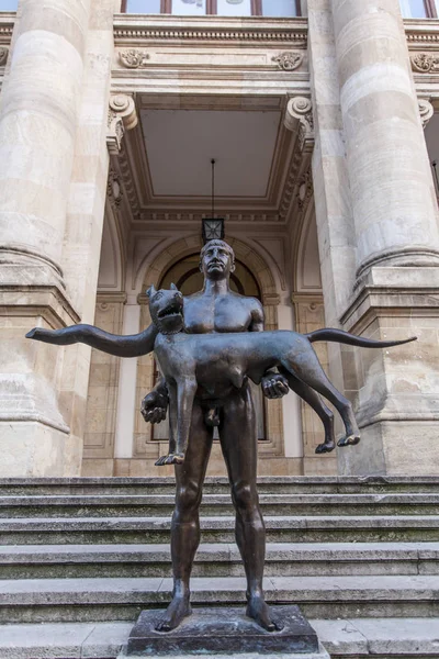 Estatua Hombre Con Perro Frente Museo Nacional Historia Bucarest Rumania —  Fotos de Stock