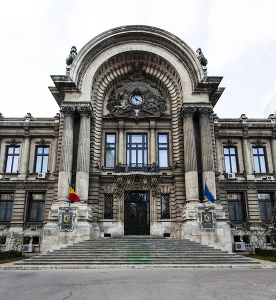 Exterior do Palácio do Cec (Palatul Cec) em Bucareste, Roménia, Europa — Fotografia de Stock