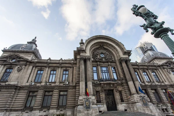 Exterior do Palácio do Cec (Palatul Cec) em Bucareste, Roménia, Europa — Fotografia de Stock