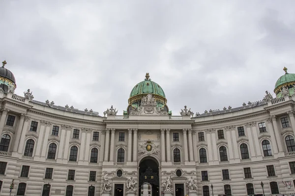 Exterior del palacio de Hofburg y escuela de equitación española en Viena, Austria, Europa — Foto de Stock