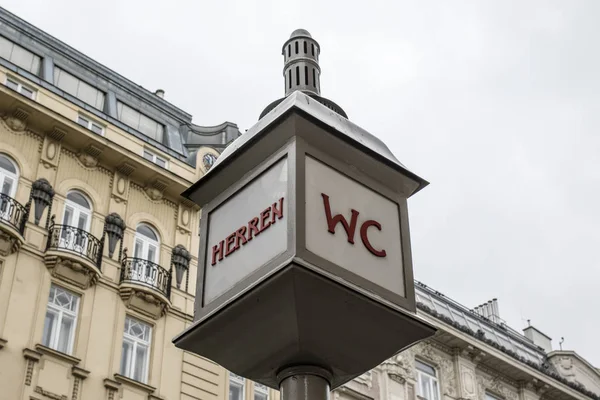 Señal de un baño público para hombres en el centro de Viena, Austria, Europa —  Fotos de Stock