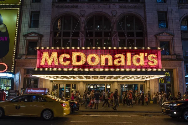 Mc Donald's Restoran cephe en Times Square New York City'de geceleri