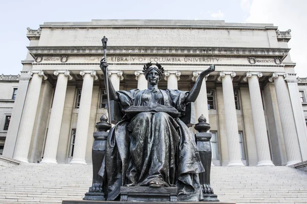 Estatua de Alma Mater frente a la biblioteca de la Universidad de Columbia en Upper Manhattan, Nueva York, Estados Unidos —  Fotos de Stock