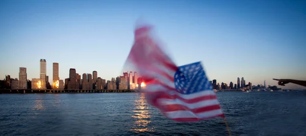 Un ragazzo detiene una bandiera americana durante l'Independence Day sul fiume Hudson con vista a Manhattan - New York City (NYC) - Stati Uniti d'America — Foto Stock