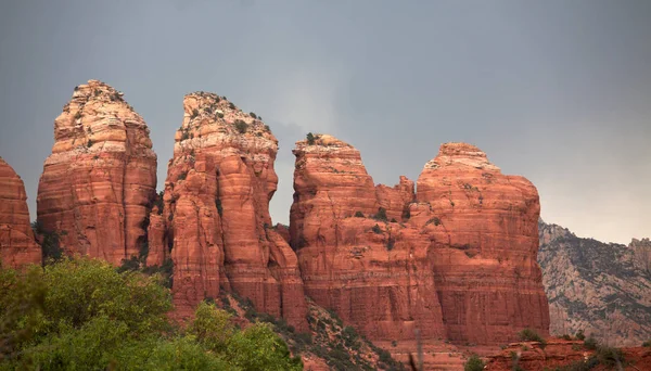 Красные скалы рядом со Ступой Амитабха и Парком Мира в парке Red Rock State Park в Седоне, Аризона, США — стоковое фото