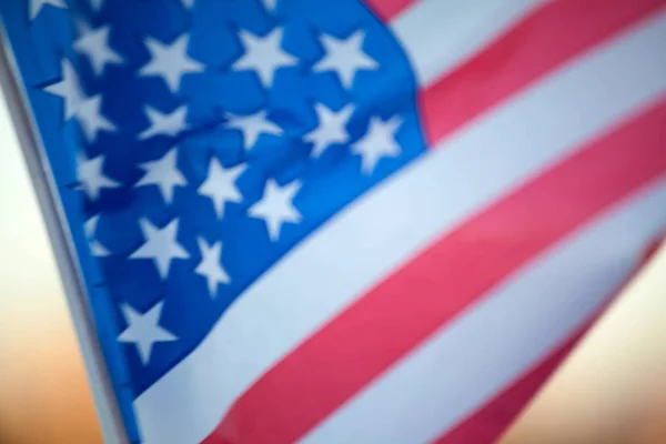 Zblízka je americká vlajka mávání ve větru na 4.července — Stock fotografie