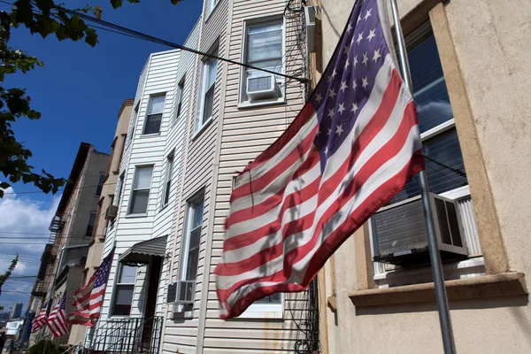 Una bandera americana en una calle de Brooklyn para celebrar el 4 de julio, Nueva York, Estados Unidos de América — Foto de Stock