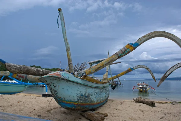 Barco de pesca de madeira na praia em Padangbai, Bali, Indonésia — Fotografia de Stock