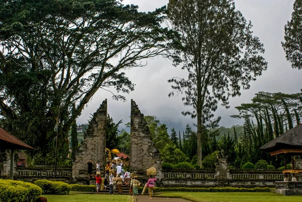 Puerta de entrada del templo de Pura Ulun Danu Bratan, un templo hindú en Bali, Indonesia, Asia — Foto de Stock