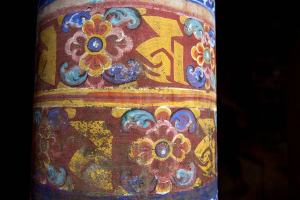 Roți de rugăciune în interiorul mănăstirii Trongsa Dzong, Bhutan, Asia — Fotografie, imagine de stoc