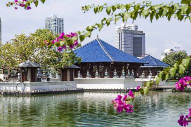 Colombo, Sri Lanka, Asya 'daki Beira Gölü' ndeki modern Seema Malak tapınağı.