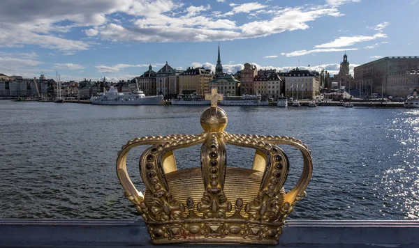 Skeppsholmsbron brücke mit goldener krone in stockholm, schweden - europa — Stockfoto