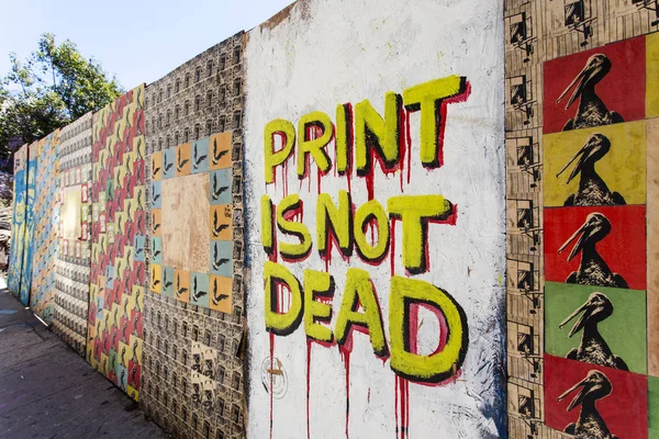 "Print is Not Dead "zin geschilderd op een muur in Valparaiso-Chili-Zuid-Amerika — Stockfoto