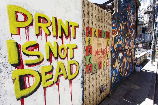 "Print is Not Dead "zin geschilderd op een muur in Valparaiso-Chili-Zuid-Amerika — Stockfoto