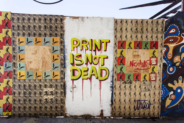 "Print is not dead" phrase painted on a wall in Valparaiso - Chile - South America — Stock Photo, Image