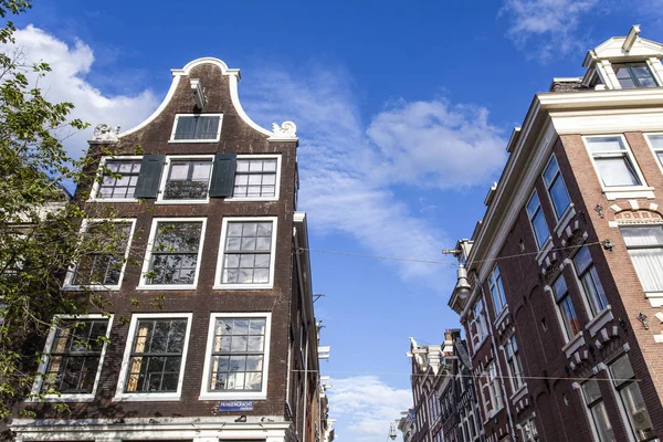 Fachadas de las antiguas casas del siglo XVII a lo largo del canal Prinsengracht en Ámsterdam - Holanda - Países Bajos —  Fotos de Stock