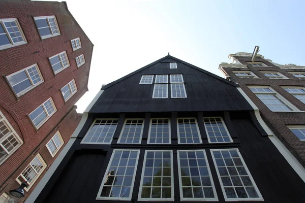 Фасадні дерев'яний будинок (з середньовіччя) всередині за собою право в Амстердама, Голландія, Нідерланди — стокове фото