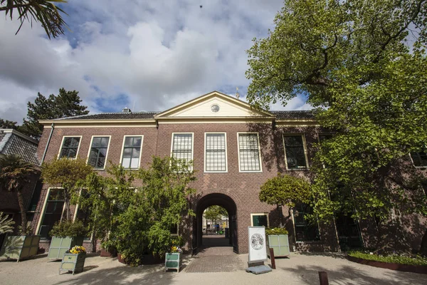 Edificio de entrada del Hortus Botanicus (Universidad de Leiden) en Leiden, Países Bajos —  Fotos de Stock